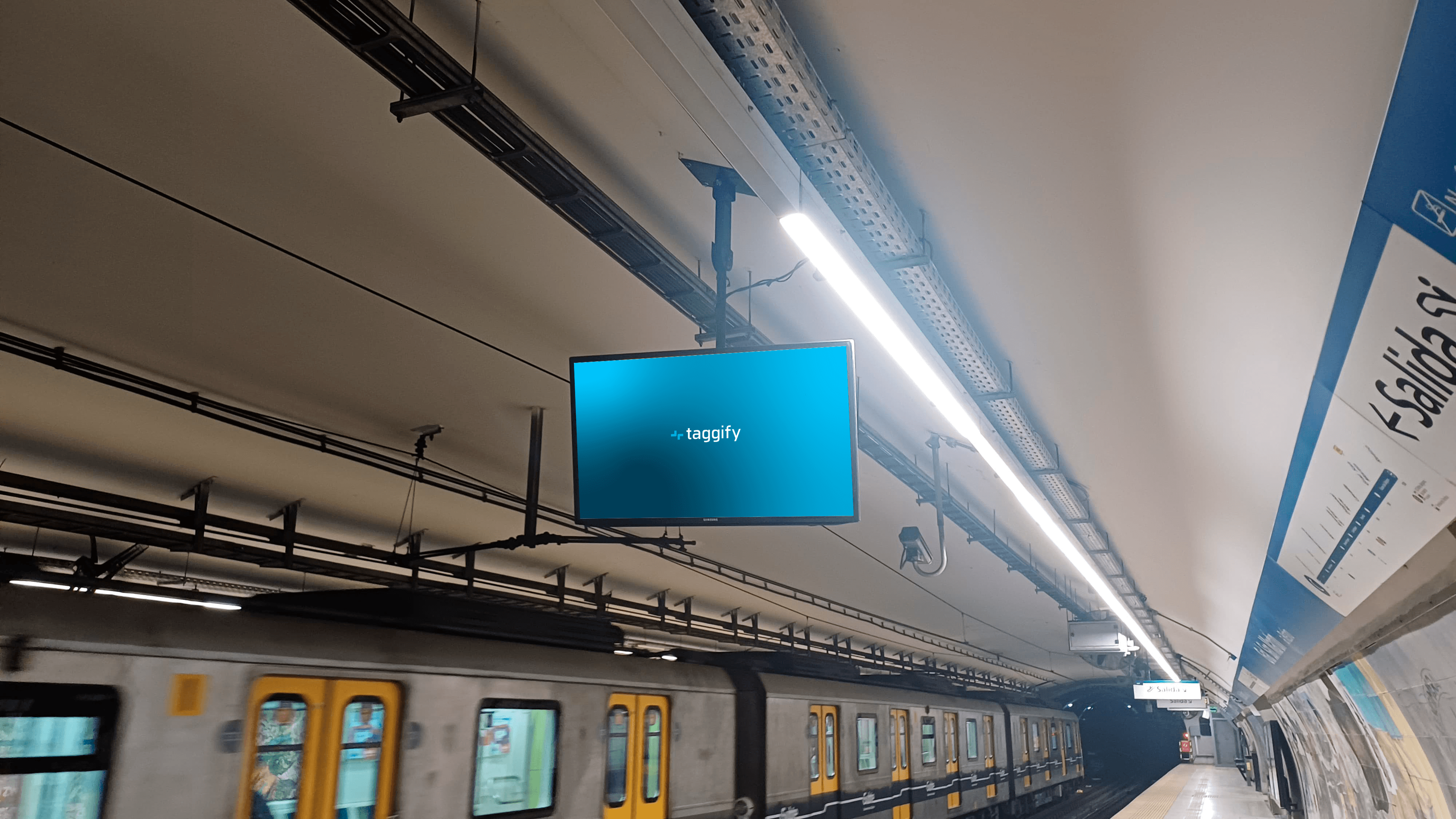 CABA - SubTV Linea C - 33 Pantallas - Retiro, Retiro, Argentina