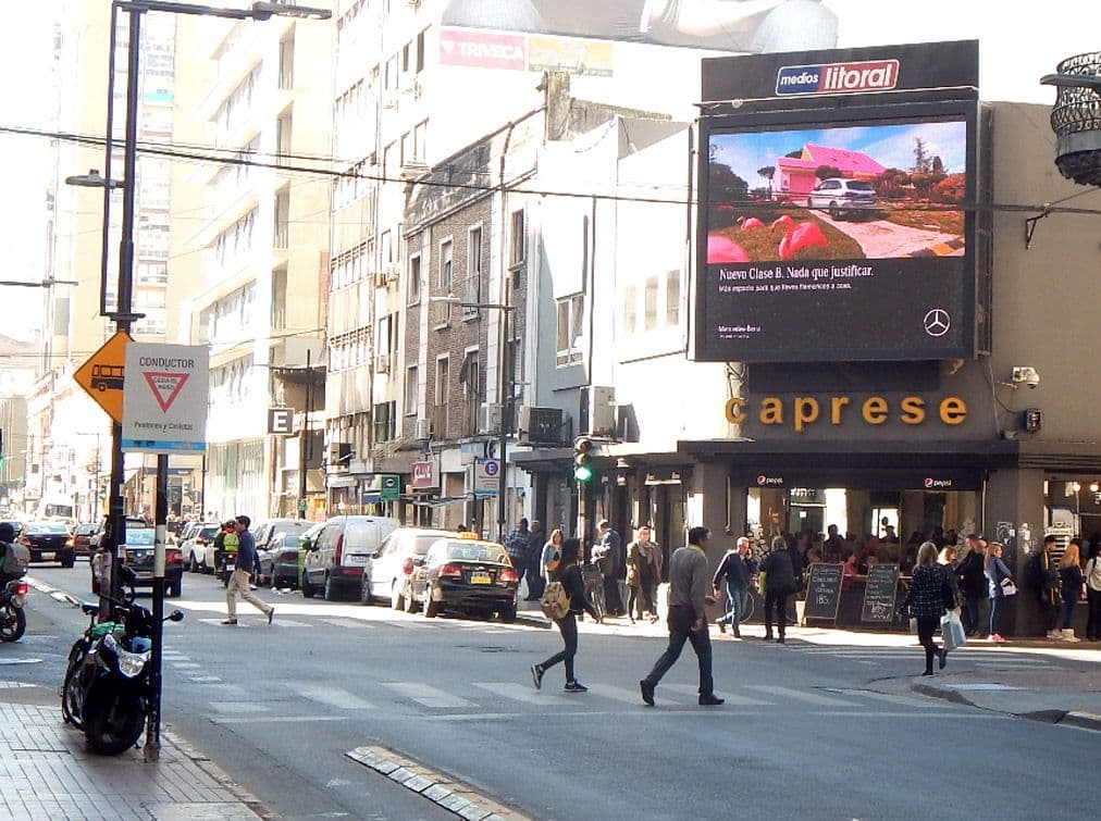 Mercedes Benz - zonas premium a través de DOOH — Imagen 1