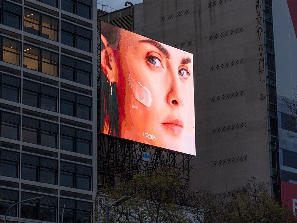 L'Oréal trasladó “Le Défilé” a Buenos Aires con pDOOH y Taggify — Imagen 1
