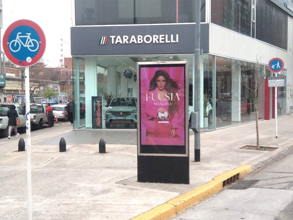 Shakira's new fragrance dazzles in Buenos Aires with Taggify — Image 1