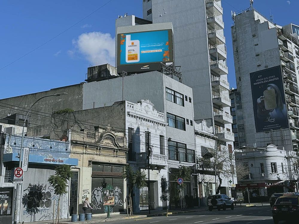 La Roche-Posay makes an impactful dynamic content outdoor campaign with Taggify — Image 3