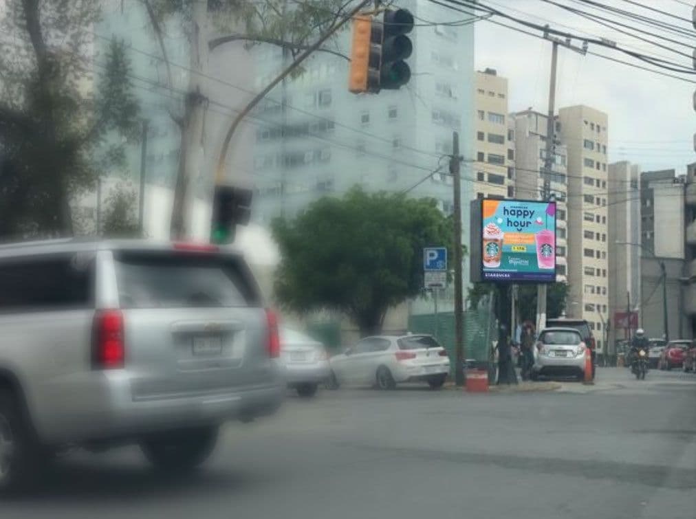 Starbucks Mexico - How do we attract nearby drivers? DOOH — Image 2