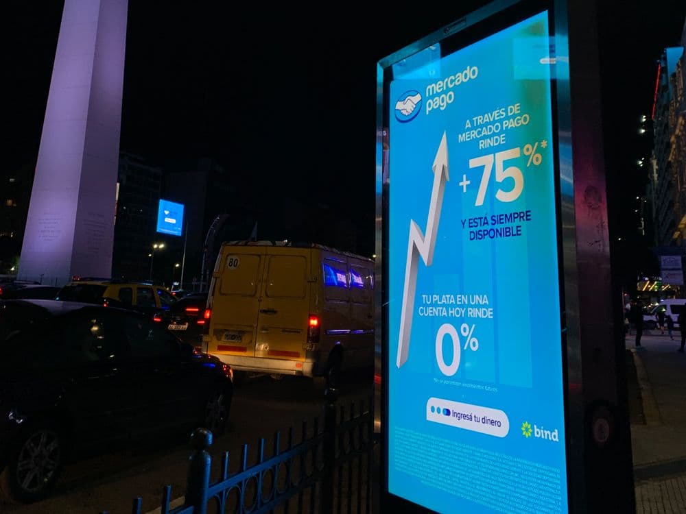 La campaña DOOH exclusiva de Mercado Pago pintó de azul Buenos Aires — Imagen 2