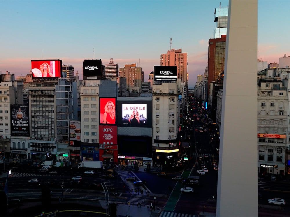 L'Oréal trasladó “Le Défilé” a Buenos Aires con pDOOH y Taggify — Imagen 3