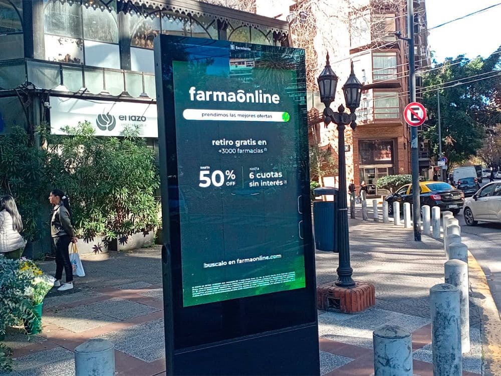 Farmaonline combina espacios digitales y urbanos con pDOOH y Taggify — Imagen 2