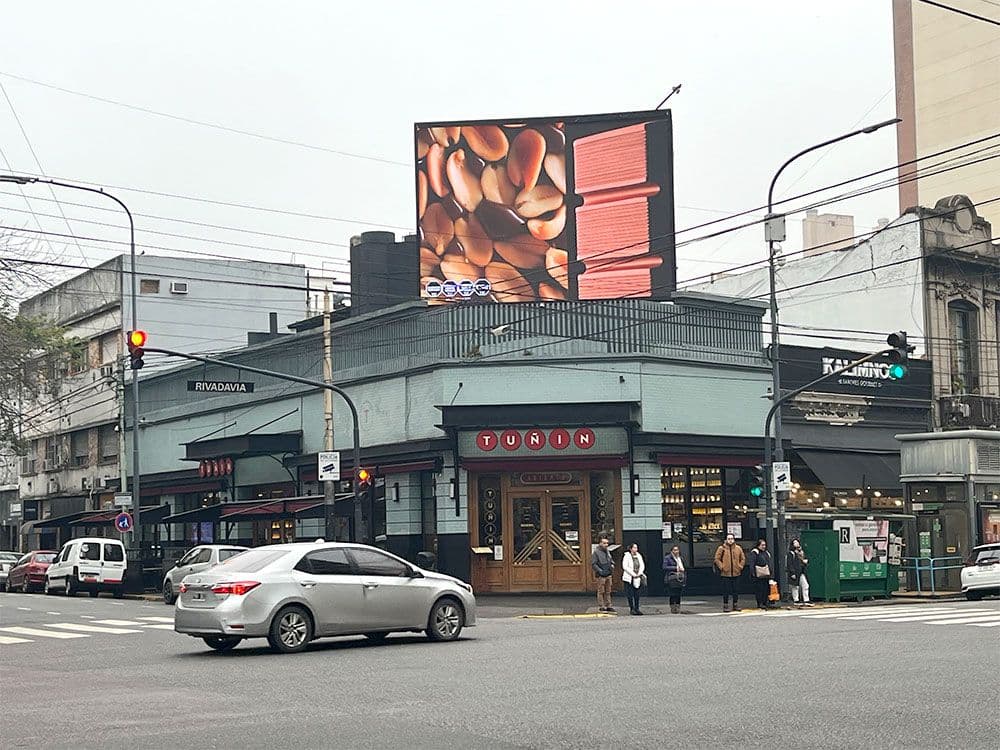 Shot captivates with its chocolate in outdoor advertising on the Taggfiy platform — Image 1
