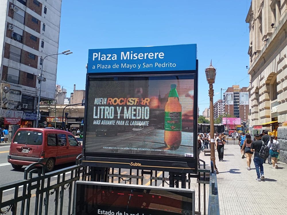 Rockstar anunció su nueva bebida energética en publicidad exterior con Taggify — Imagen 2