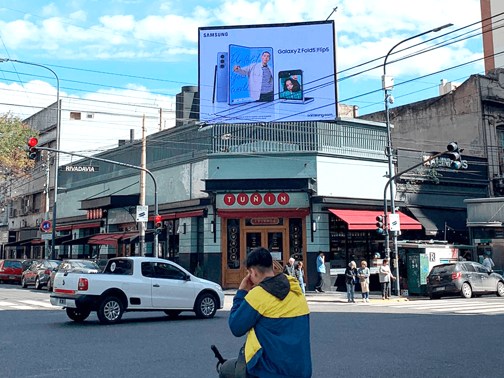 Samsung presented its new Galaxy Z Flip 5 in a Digital Out-of-Home (DOOH) in collaboration with Taggify — Image 3