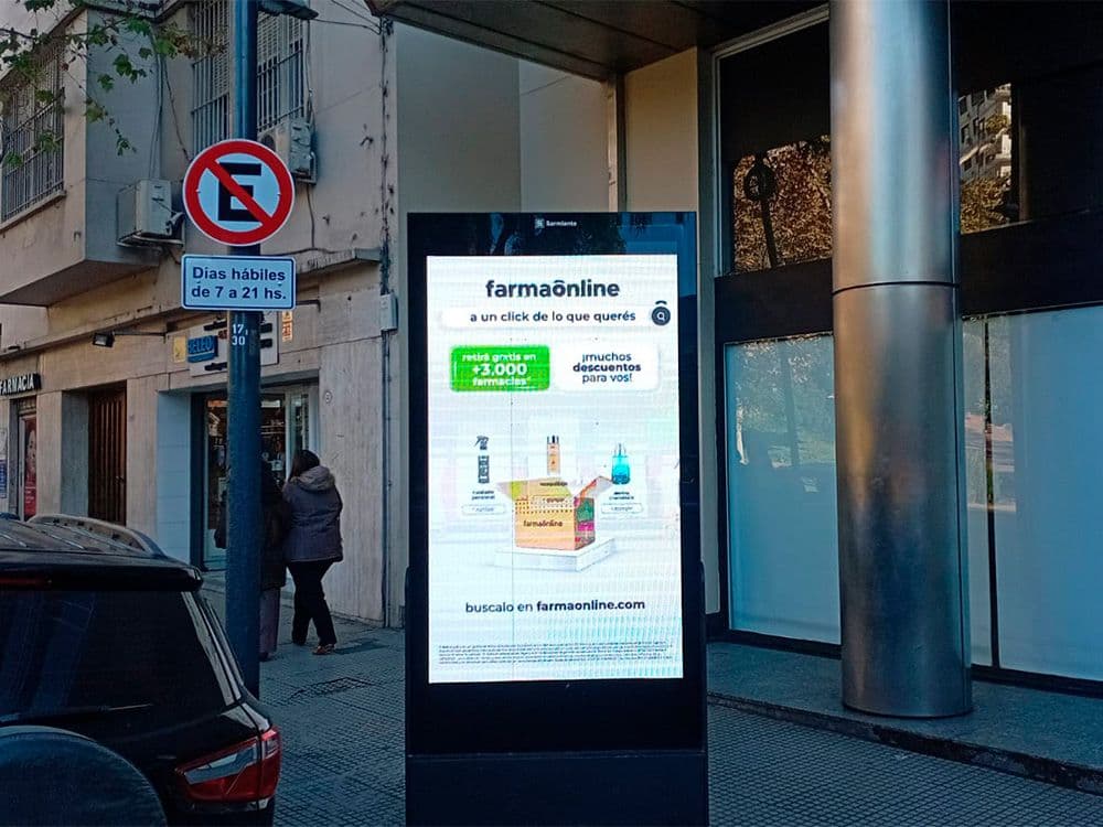 Farmaonline combina espacios digitales y urbanos con pDOOH y Taggify — Imagen 3