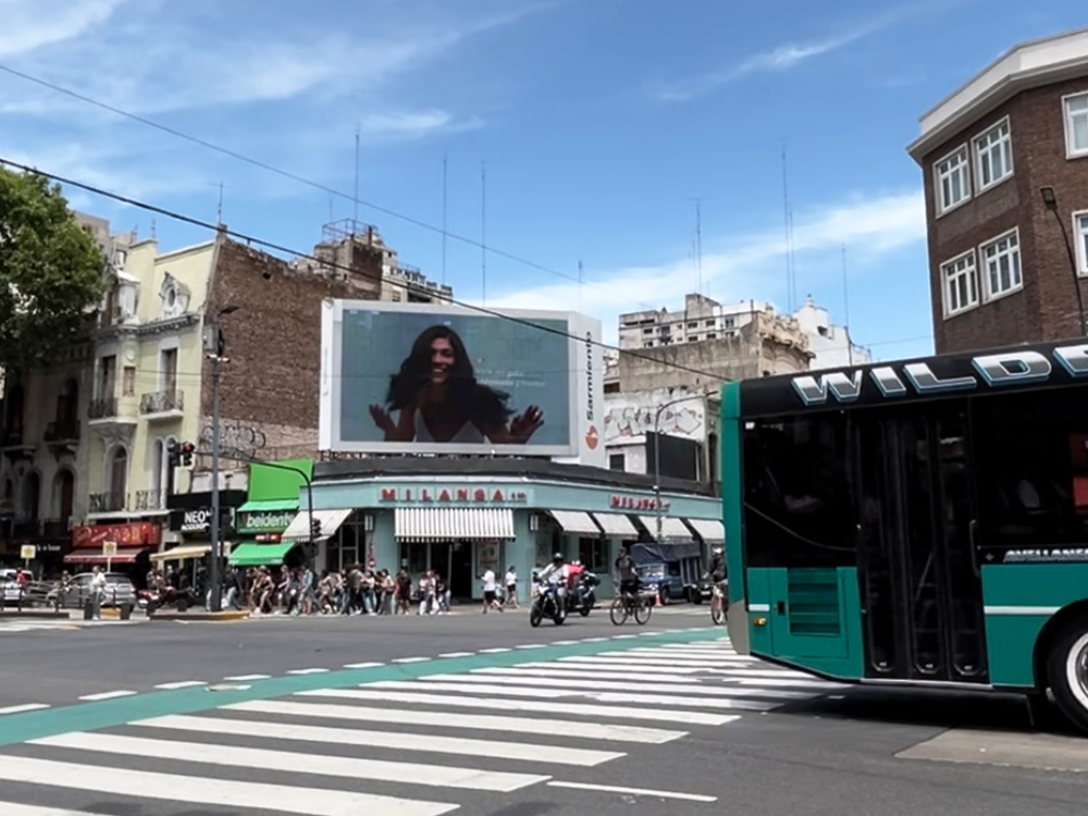 Dove Boosts its Presence with Outdoor Advertising on Taggify's Platform