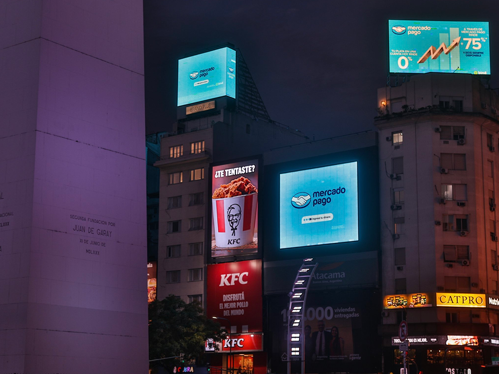 La campaña DOOH exclusiva de Mercado Pago pintó de azul Buenos Aires
