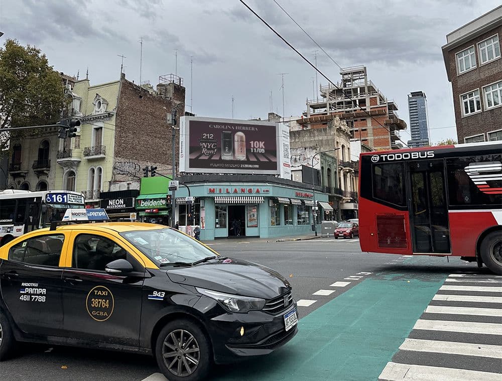 Carolina Herrera anticipó su carrera urbana en publicidad exterior con Taggify