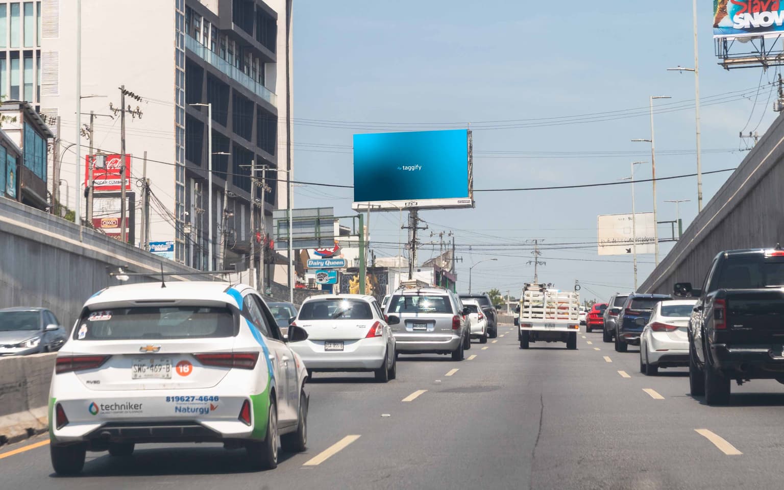Monterrey - Av. Paseo de los Leones y Conquistadores 2520 hacia Plaza Cumbre - Av. Paseo de los Leones y Conquistadores 2520 hacia Plaza Cumbre, Monterrey, Mexico